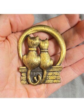 JJ Vintage Cat Brooch Gold Tone Two Cats Moon Circle Love Couple
